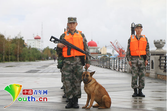 图说：虹桥机场交通问询柜台，方便抵沪旅客了解各类交通出行信息