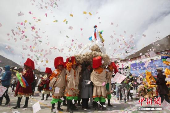 资料图：青海省玉树藏族自治州称多县古村落卓木齐藏族民众迎来传统“糌粑节”。