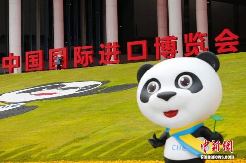 11月4日，工作人员在国家会展中心南广场上做保洁工作。5日，首届中国国际进口博览会在上海的国家会展中心开幕。