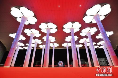 11月4日晚，首届中国国际进口博览会最后倒计时。当晚，主场馆国家会展中心(上海)点亮主题灯光，璀璨夺目。