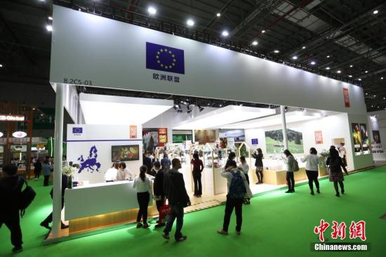 11月6日，首届中国国际进口博览会欧盟展位在上海揭幕，展位上欧盟多国带来了厨艺表演、美食品尝等推介活动，吸引参观者驻足。中新社记者