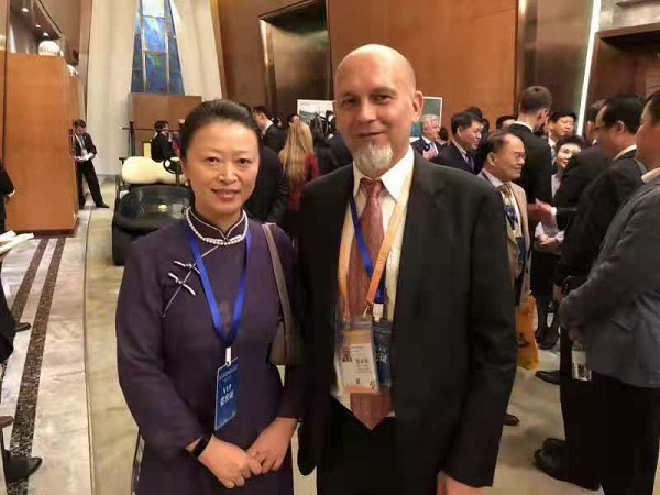 图说：春秋旅游副总经理周卫红女士与捷克驻沪总领事KRPAC先生在签约仪式现场