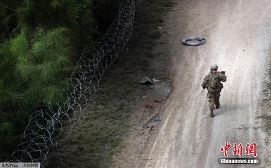 资料图：美国士兵在美墨边境安装铁丝网严防移民入境