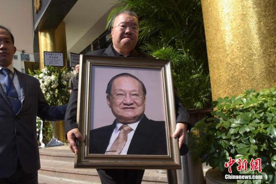 11月13日，香港作家金庸私人丧礼于香港殡仪馆举行。早上11时，金庸灵柩移出殡仪馆，儿子查传倜提着父亲照片送别亲友。