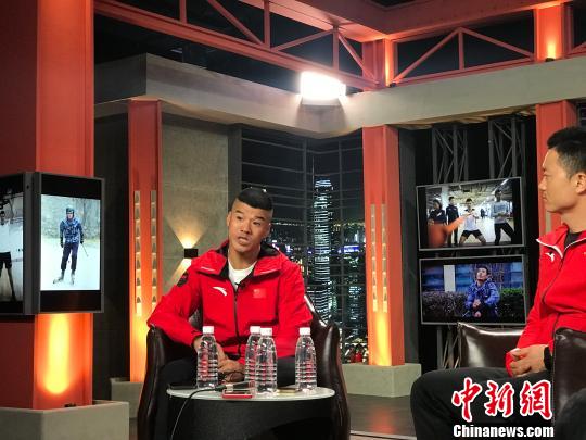 中国极限马拉松运动员陈盆滨15日在北京接受采访时表示自己将正式跨界越野滑雪项目，备战2022年北京冬奥会　马元豪　摄