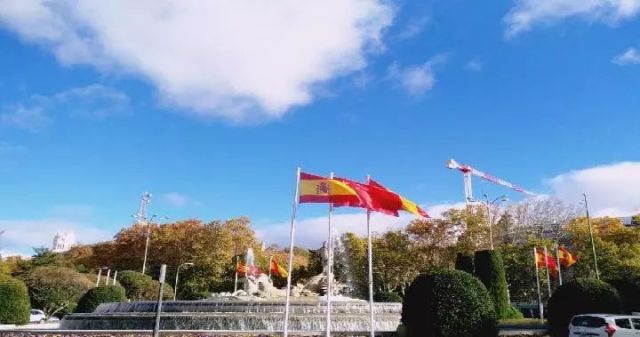 ↑马德里市中心挂起两国国旗欢迎习主席对西班牙进行国事访问。(新华社记者
