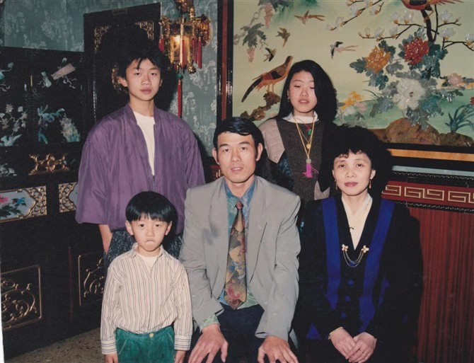 九十年代初,刘民华一家人