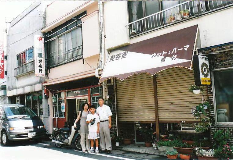 1999年，刘民华和妻子、小儿子到日本探亲。后面的万来轩饭店就是刘民华爷爷的歺舘。