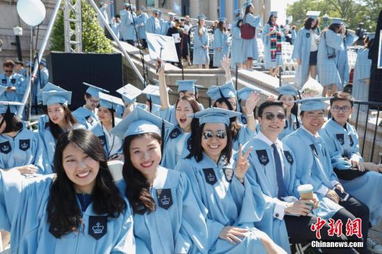 资料图：国外大学毕业典礼上的中国留学生。