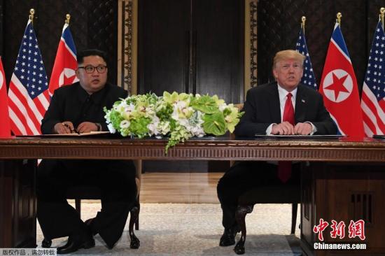 资料图：2018年6月12日，朝美首脑会晤在新加坡嘉佩乐酒店举行，金正恩和特朗普签署此次峰会的历史性文件。