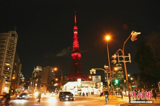 2月4日晚，日本著名地标性建筑东京塔首次点亮“中国红”。中新社记者