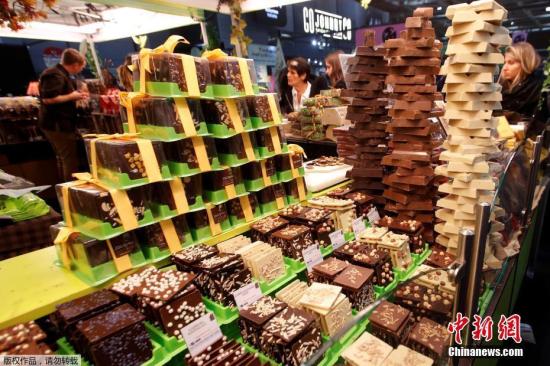 当地时间2018年10月30日，法国巴黎，当地举办巧克力交易会，各式巧克力摆放在柜台上。
