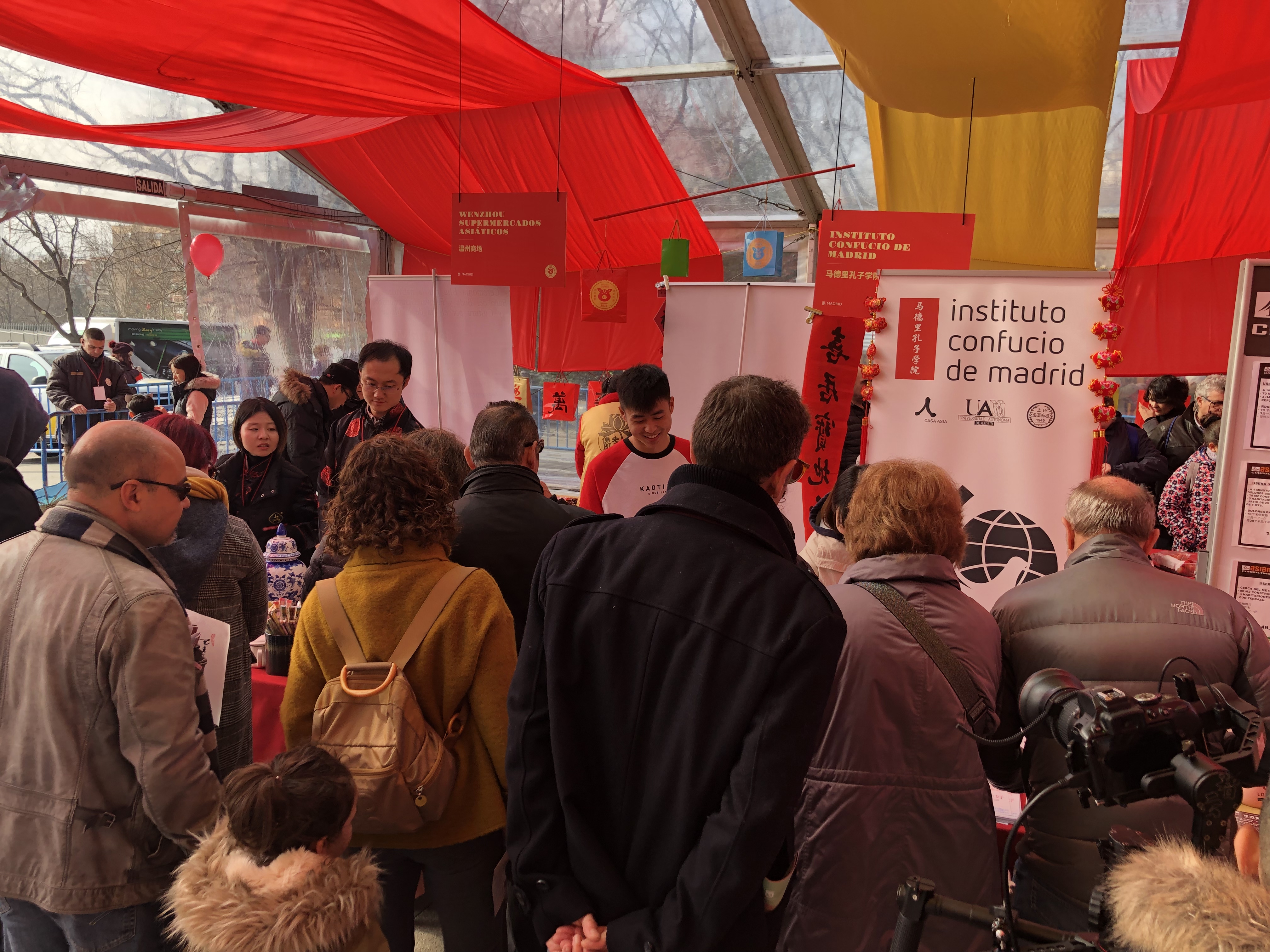 马德里孔院摊位参观者趋之若鹜