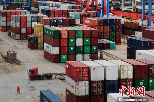资料图：航拍江苏连云港一处集装箱货运码头。中新社记者