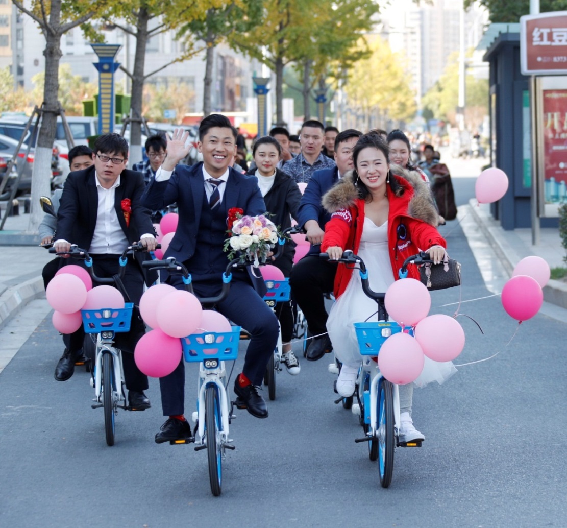 2018年10月27日，江苏淮安，一对新人举办共享单车婚礼。