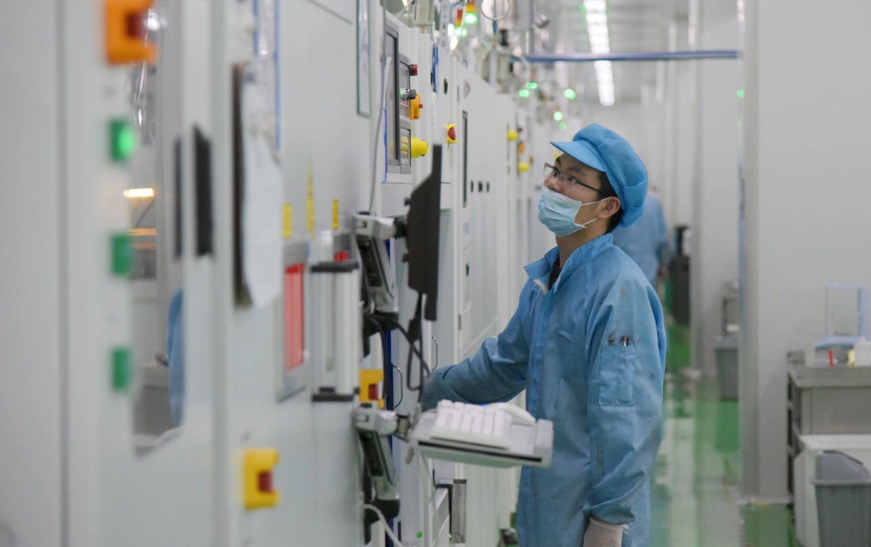 华恒新能源是一家专做太阳能电池片的民营企业，2018年7月1日正式投产。图为位于江苏省徐州市经济技术开发区的华恒新能源生产车间内，工人在岗位上忙碌着。