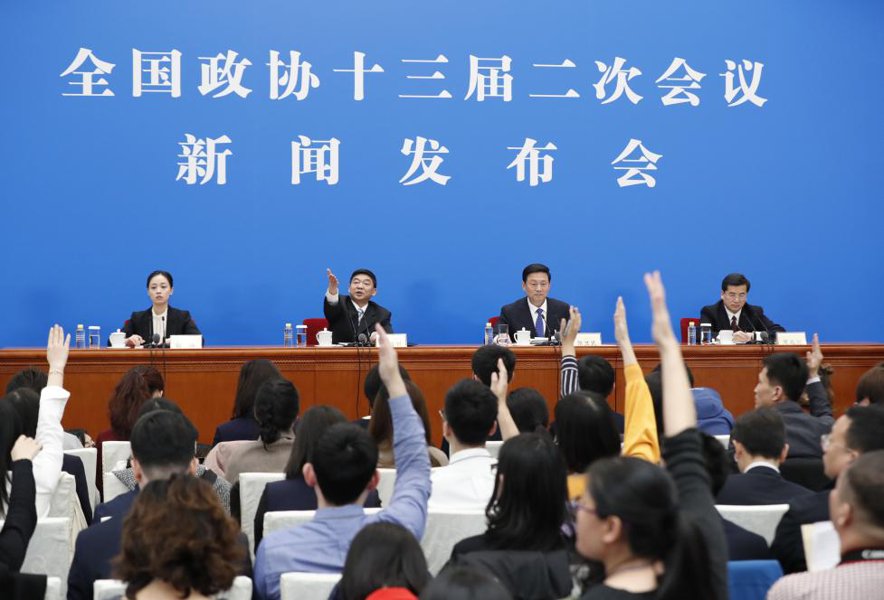 3月2日，全国政协十三届二次会议在北京人民大会堂召开新闻发布会。这是记者在发布会上举手提问。