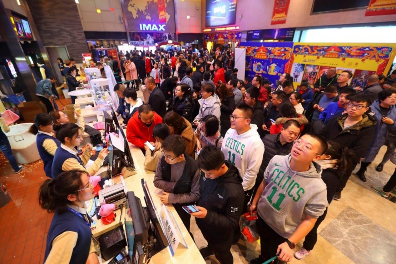 2019年2月5日，山西太原某影院，民众正在排队购票准备观看电影。视觉中国