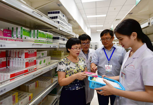2018年8月2日，福建省泉州市医保工作人员在福建医科大学附属二院东海院区的药库里检查比对医保用药情况。(人民视觉)