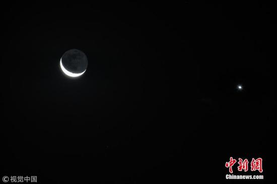 资料图：2018年12月4日，北京现“金星合月”天象。图片来源：视觉中国