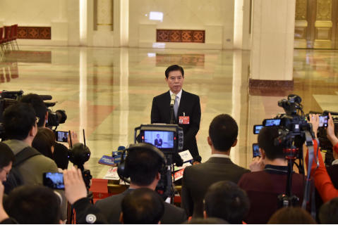 2019年3月5日，十三届全国人大二次会议开幕会结束后，商务部部长钟山在“部长通道”回答记者提问。