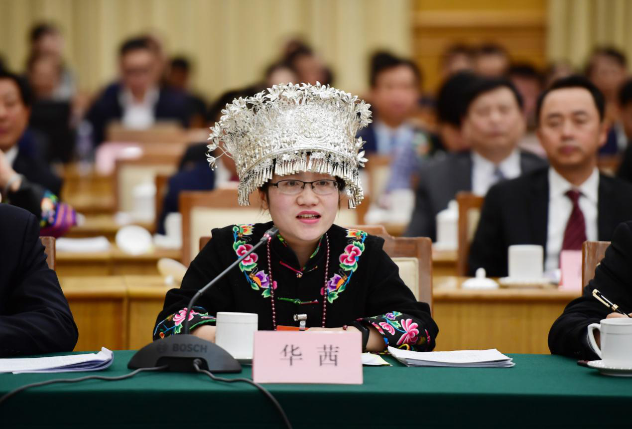 2019年3月5日，中国“两会”期间，贵州代表团举行全体会议，审议政府工作报告。图为华茜在现场发言。（来源：视觉中国）