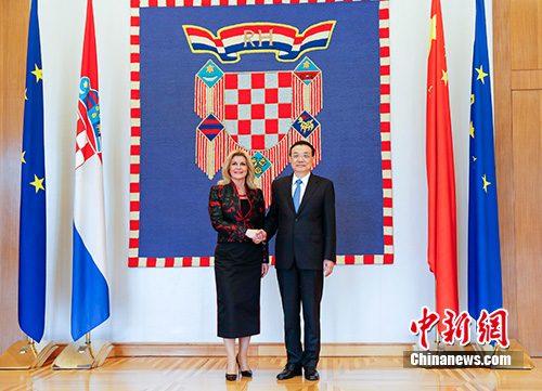当地时间4月10日下午，中国国务院总理李克强在萨格勒布总统府会见克罗地亚总统基塔罗维奇。中新社记者