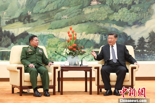 4月10日，中国国家主席习近平在北京人民大会堂会见来华访问的缅甸国防军总司令敏昂莱。中新社记者