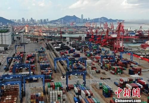 资料图：江苏连云港一处集装箱货运码头。中新社记者