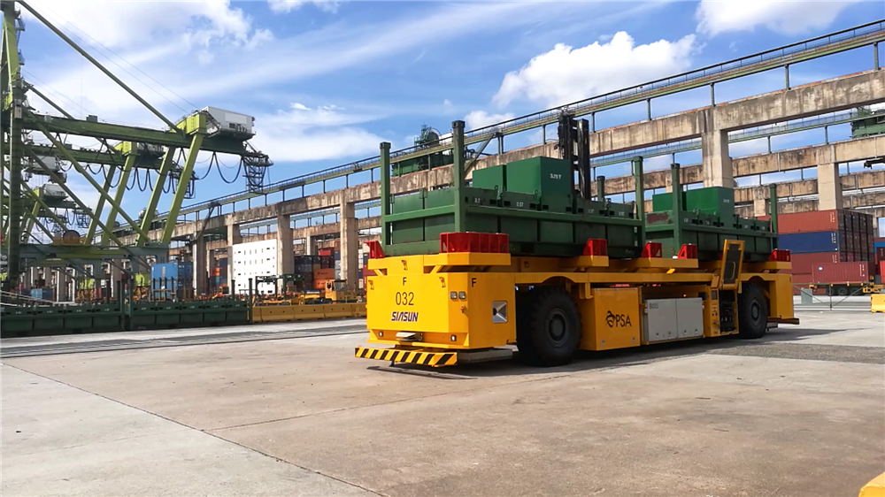 青岛新松自主设计研发的港口移动机器人在新加坡港实现应用