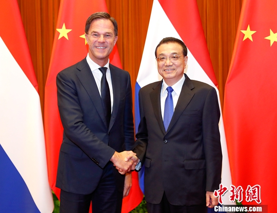 6月27日下午，中国国务院总理李克强在北京人民大会堂同来华进行工作访问的荷兰首相吕特举行会谈。中新社记者