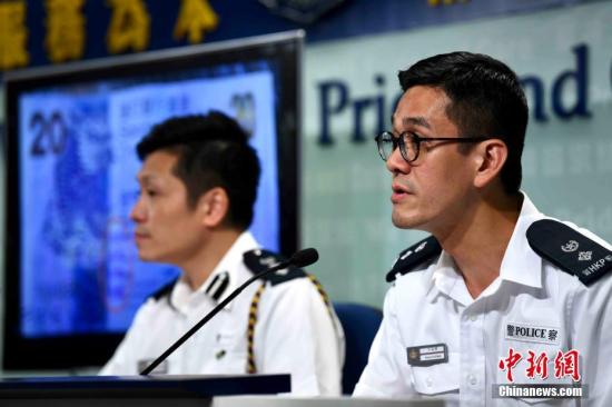 资料图：香港警察公共关系科高级警司（媒体联络及传讯）江永祥（右）。