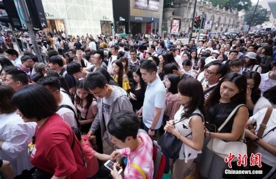 资料图：2019年五一假期期间，香港尖沙咀广东道一带人潮涌动。中新社记者