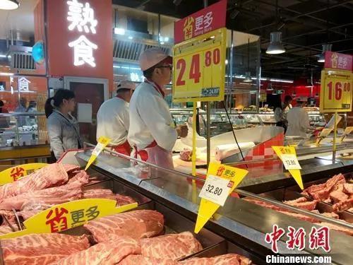 资料图：超市里正在售卖的猪肉。中新网记者
