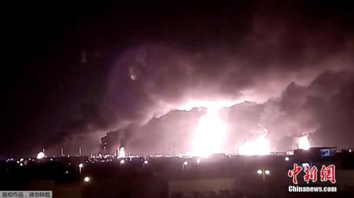 当地时间2019年9月14日，沙特阿拉伯的沙特国家石油公司遭无人机袭击后，火灾现场升起熊熊火光