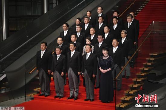 资料图：日本首相安倍晋三9月11日对内阁再次进行改组，内阁成员集体亮相。