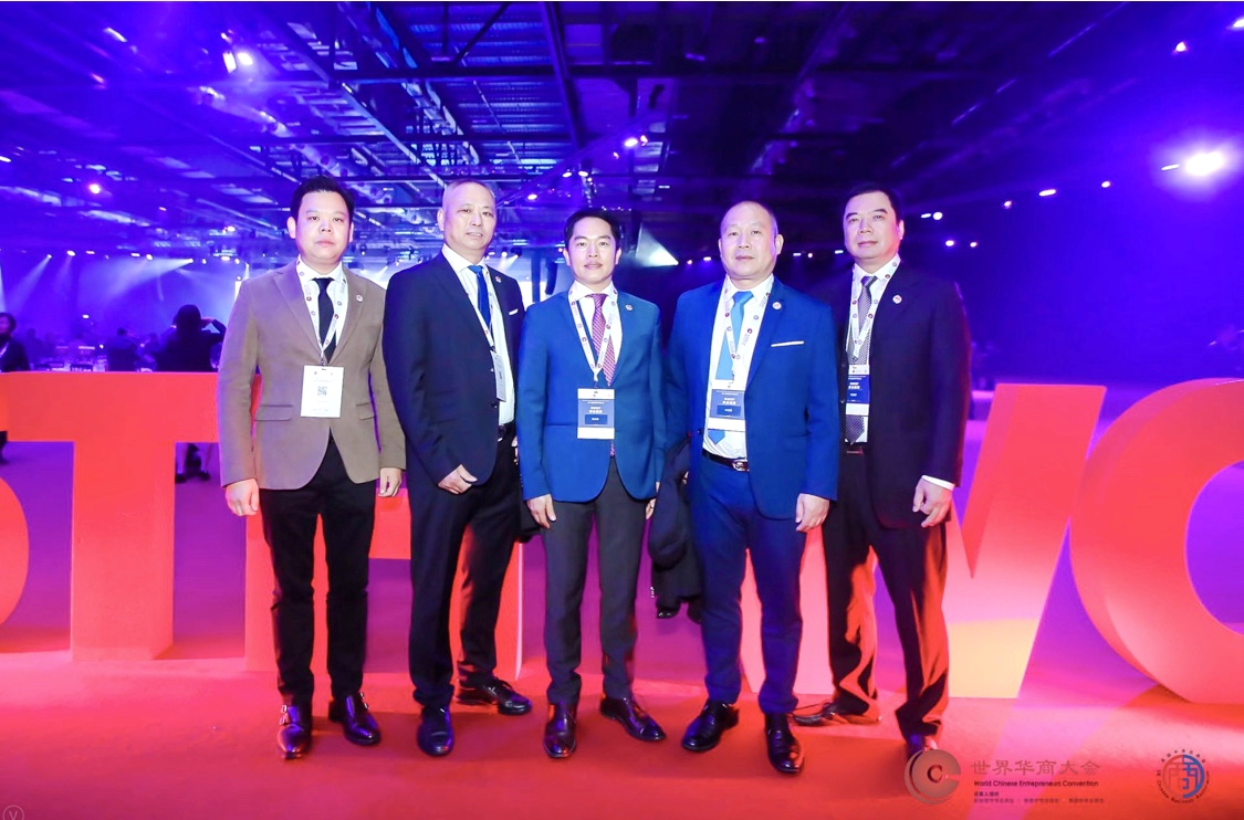 左起:西班牙温州总商会会长团杨卫会长,周德敏秘书长,西班牙温州总商会张永树会长,林绍敏会长,何照辉会长