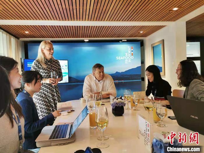 挪威海产局在北京挪威驻华大使馆举办媒体分享会。挪威渔业海产部部长Harald