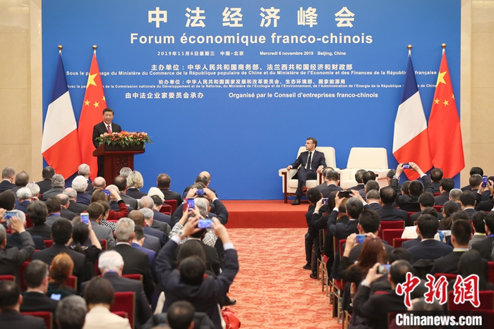 11月6日，中国国家主席习近平在北京人民大会堂同法国总统马克龙共同出席中法经济峰会闭幕式并致辞。中新社记者