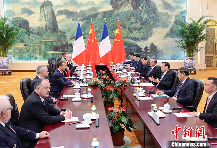 11月6日，中国国务院总理李克强在北京人民大会堂会见来华进行国事访问的法国总统马克龙。中新社记者