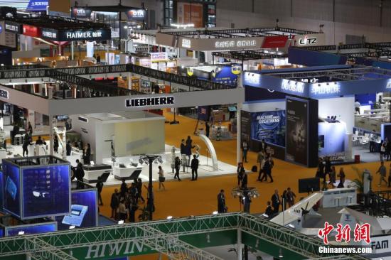 11月5日，第二届中国国际进口博览会在上海国家会展中心开幕，各展馆迎来八方宾客。中新社记者