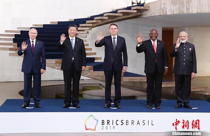 当地时间11月14日，金砖国家领导人第十一次会晤在巴西首都巴西利亚举行。图为金砖五国领导人合影。中新社记者