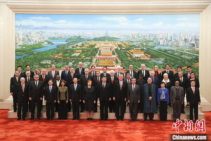 12月3日，中国国家主席习近平在北京人民大会堂会见出席“2019从都国际论坛”外方嘉宾。会见前，习近平同外方嘉宾集体合影。