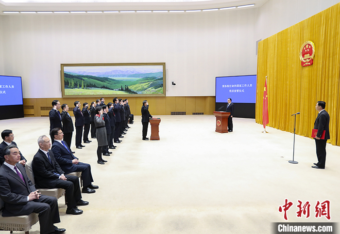 12月3日，中国国务院在北京中南海举行宪法宣誓仪式。中国国务院总理李克强监誓。