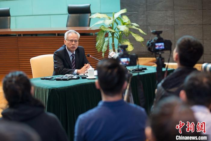 11月22日，澳门特区终审法院院长岑浩辉接受内地记者集体采访。中新社记者