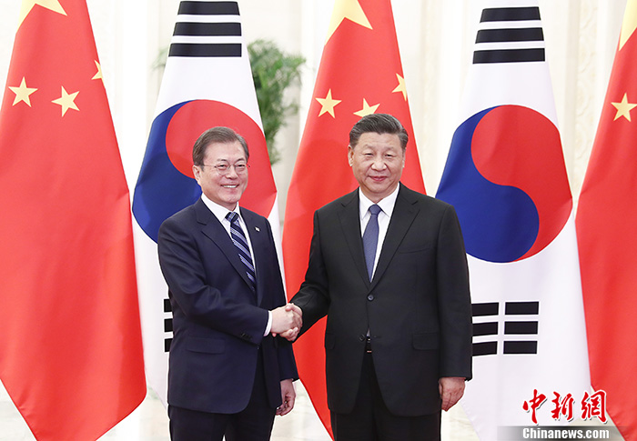 12月23日，中国国家主席习近平在北京人民大会堂会见韩国总统文在寅。中新社记者