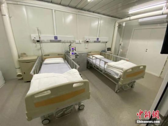 2月2日，武汉火神山医院正式交付人民军队医务工作者。图为病房内部设施。