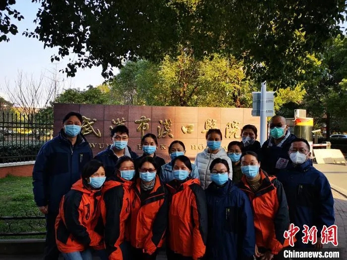 　　暨南大学附属第一医院第二批驰援湖北医疗队15名队员在汉口医院门口集结，进入病区前合影。　受访者供图