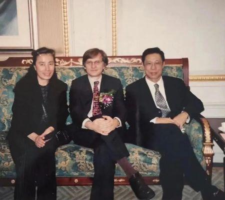 2003年赵凤娴博士(左一)与利普金教授(中)、钟南山院士(右一)合影。来源：美投客(ID: