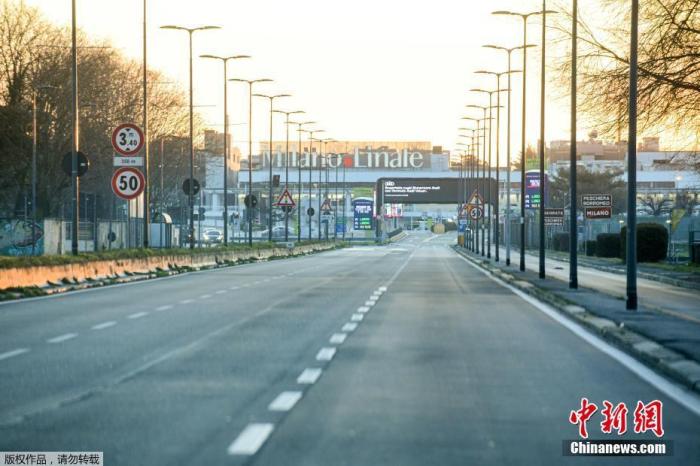 资料图：意大利全面隔离，图为米兰通往利纳特机场空空荡荡的公路。